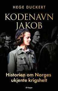 En konsentrert kvinne i uniform står sammen med en gruppe menn. Kvinnen er i farger, mennene i svart-hvitt.